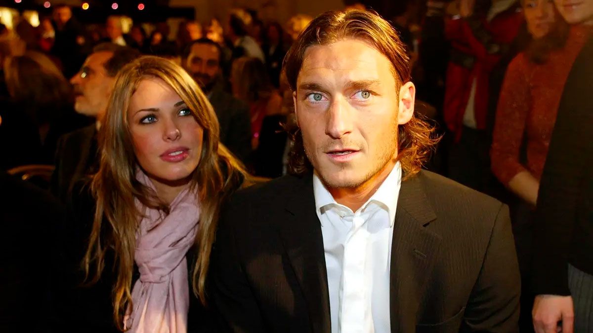 Blasi y Totti tuvieron tres hijos en común llamados Cristian, Chanel e Isabel, todos ellos menores de edad. Blasi y Totti tuvieron tres hijos en común llamados Cristian, Chanel e Isabel, todos ellos menores de edad.
