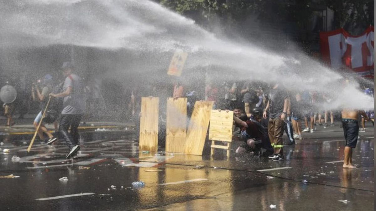 Hubo incidentes, en las inmediaciones del Congreso, durante el tratamiento de la reforma laboral.