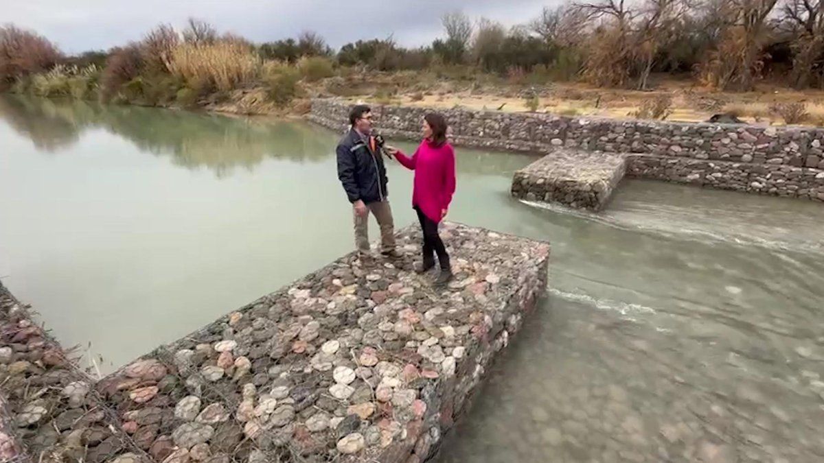 La periodista de Canal 7 Marcela Navarro entrevista a Martín Hidalgo, subdelegado del río Atuel, quien explicó cómo es el trayecto que realiza el agua desde San Rafael a La Pampa y qué dice el convenio firmado entre ambas provincias para su utilización
