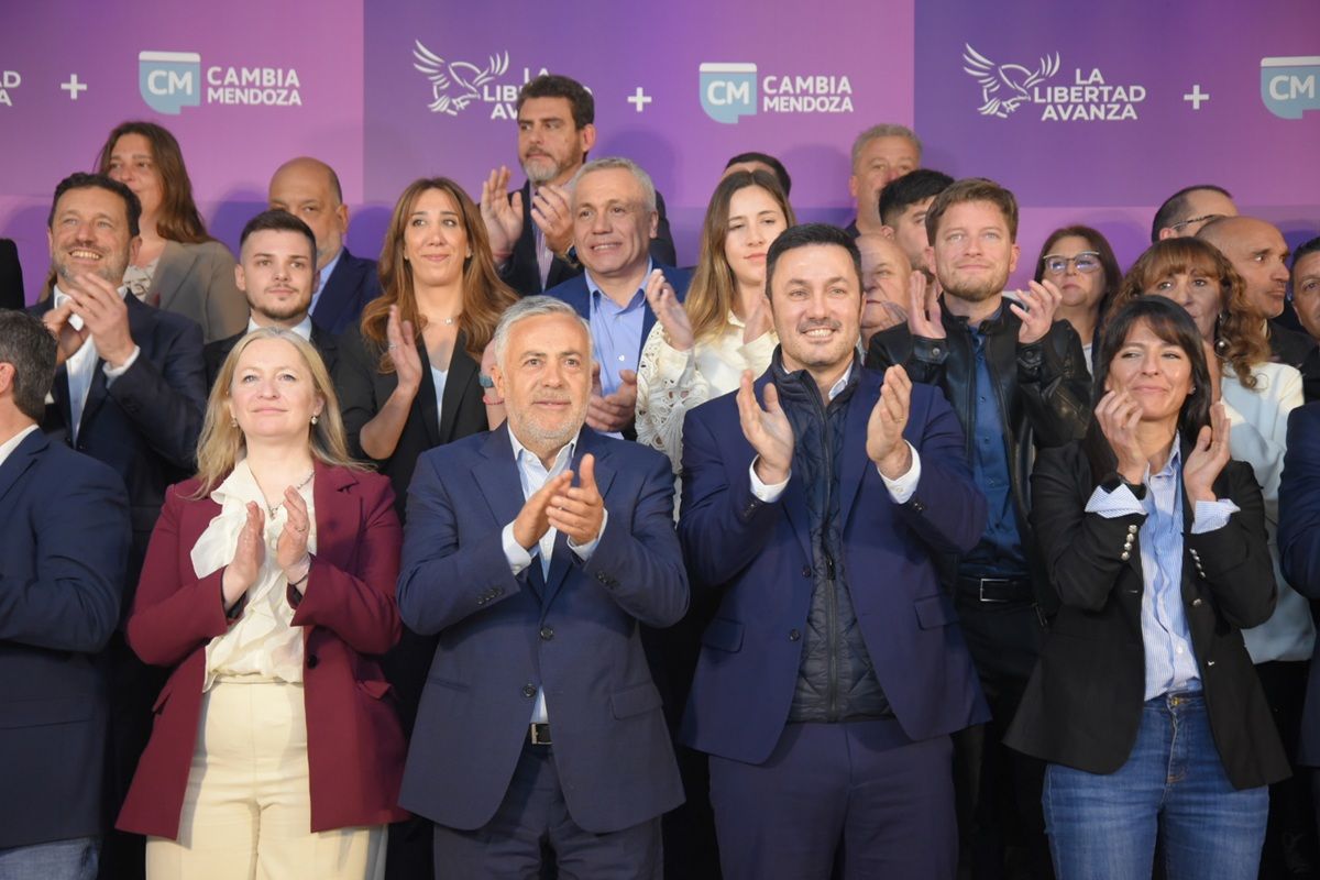 Aplausos en la presentación de los candidatos del frente oficialista