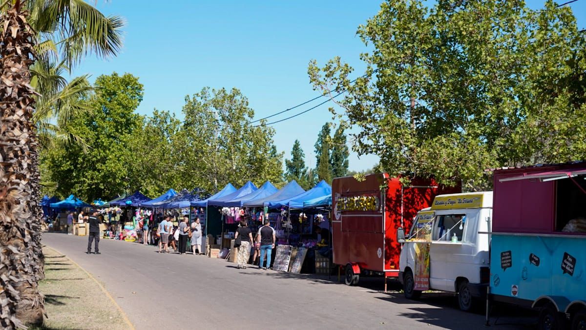 Juguetes de manufactura industrial y artesanales, además de puestos gastronómicos y de ventas de importados se pueden encontrar en la feria del parque maipucino.