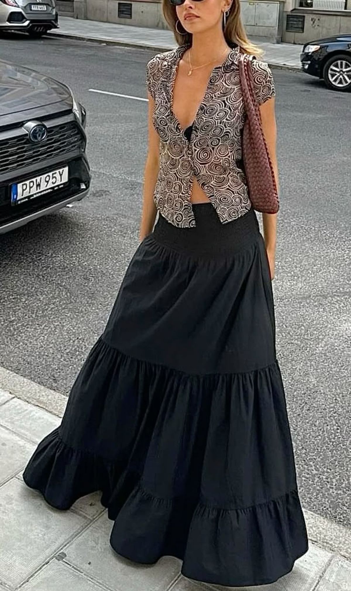  Las faldas largas con volados son la pieza estrella de esta temporada. Las faldas largas con volados son la pieza estrella de esta temporada. 