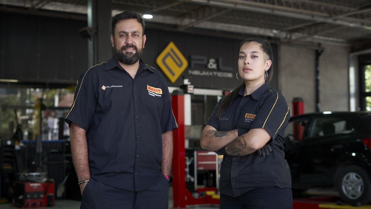 Junto a uno de sus compañeros del taller posa Abril Herrera, quien no siente discriminación de ningún tipo en la tarea cotidiana. Junto a uno de sus compañeros del taller posa Abril Herrera, quien no siente discriminación de ningún tipo en la tarea cotidiana.