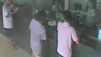 Video: fue a robar un banco y le pidieron que hiciera la cola