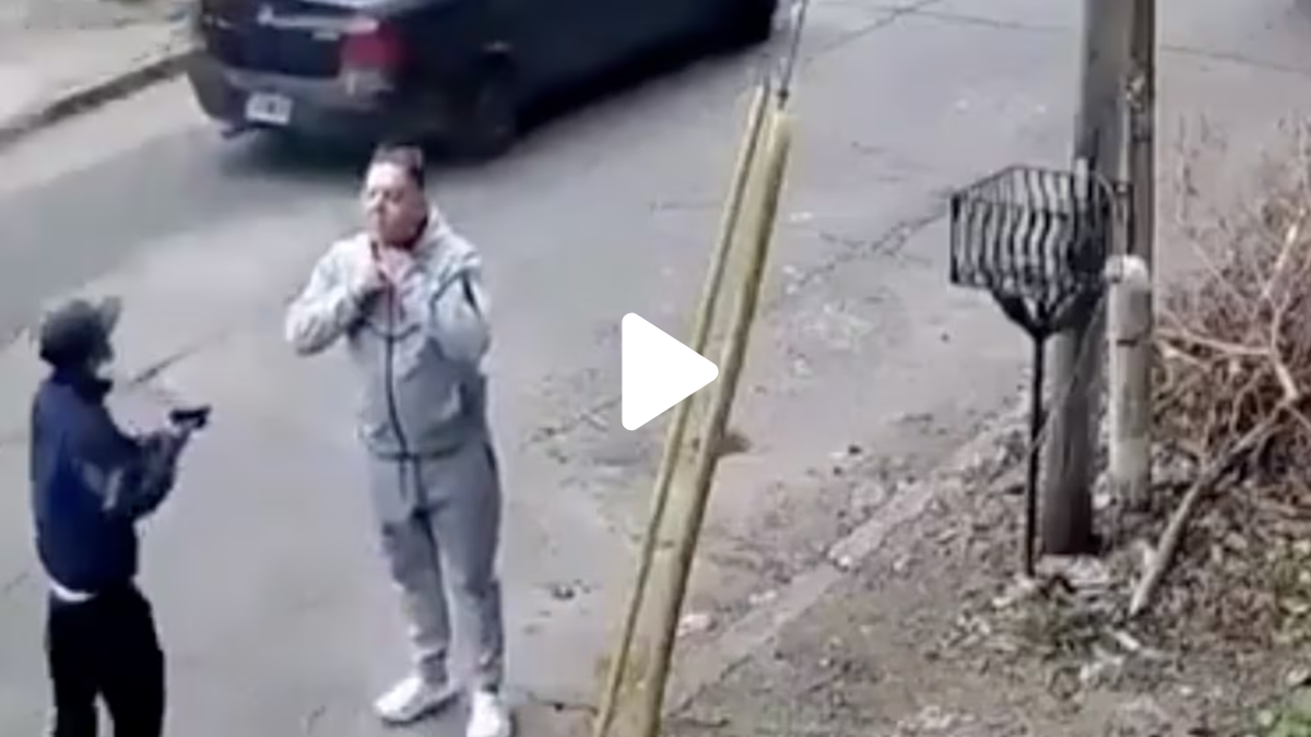 Un menor de edad se bajó de un vehículo, le apuntó con un arma, le robó el celular y luego lo persiguió por la calle para obligarlo a desbloquear el teléfono.