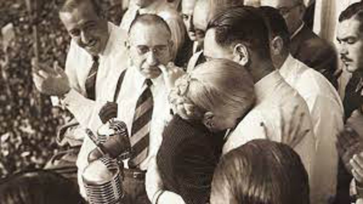 El día del renunciamiento a la candidatura a la vicepresidencia. Juan Domingo Perón sostiene a Eva.