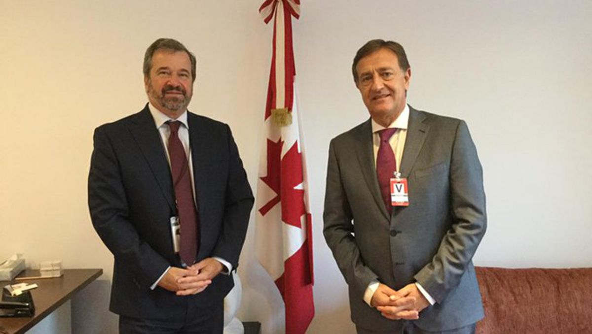 El gobernador de Mendoza, Rodolfo Suarez y el embajador de Canadá, Reid Sirss, país al que Suarez viajó a buscar inversiones mineras para Mendoza