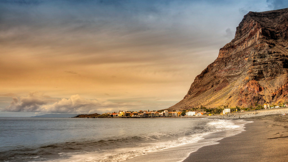 El encantador y enigmático pueblo de las Canarias que tiene bonitas playas que puedes visitar todo el año. El encantador y enigmático pueblo de las Canarias que tiene bonitas playas que puedes visitar todo el año.