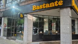 Los delincuentes entraron al café durante la madrugada y escaparon con una caja registradora. Los delincuentes entraron al café durante la madrugada y escaparon con una caja registradora.