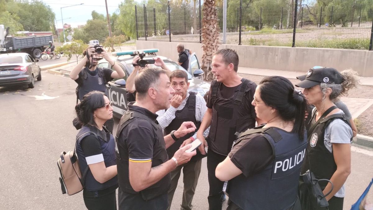 El fiscal jefe de Homicidios Fernando Guzzo, junto a los fiscales Andrea Lazo, Carlos Torres y Gustavo Pirrello con chalecos antibalas dentro del Campo Pappa.