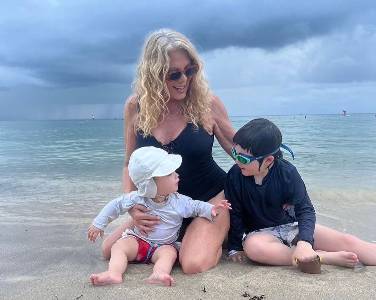 Las fotos de Reina Reech en traje de baño a los 64 que reventaron las playas de Miami.