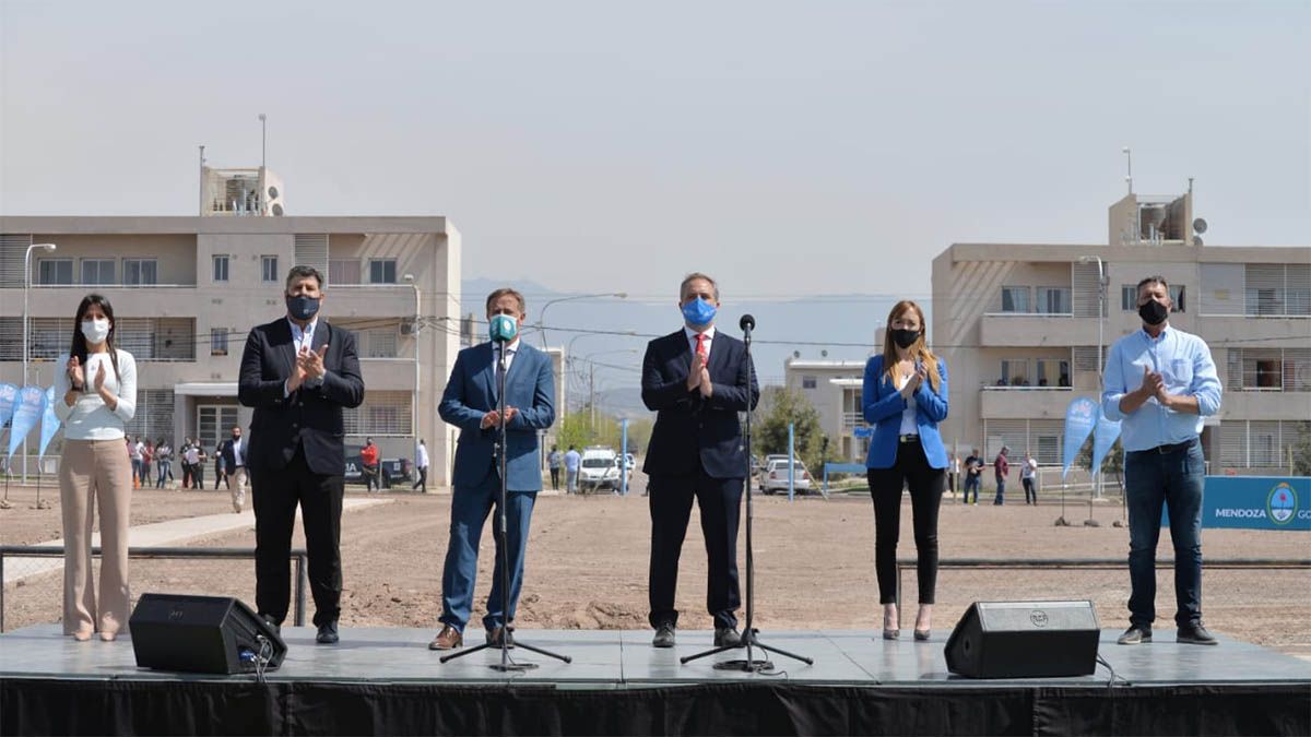 En la entrega virtual de viviendas de Procrear en Maipú, oficiaron de anfitriones el gobernador Rodolfo Suarez y el intendente Matías Stevanato