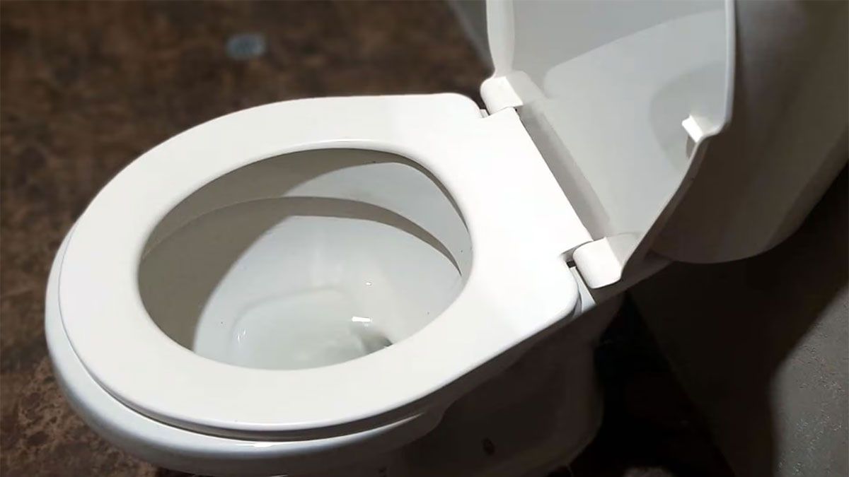 Para limpiar la tapa amarilla del inodoro, nada mejor que dejar actuar un poco de vinagre. Para limpiar la tapa amarilla del inodoro, nada mejor que dejar actuar un poco de vinagre.