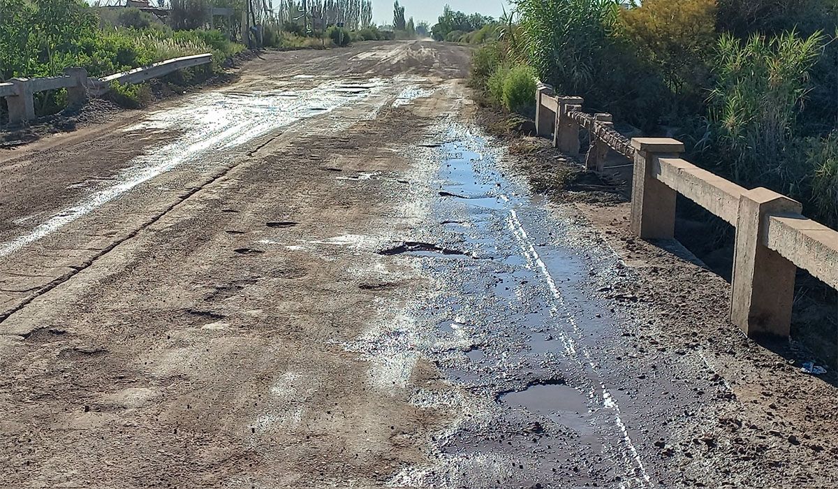 El puente de calle Gardella. El Gobierno empieza a saldar la deuda con los vecinos de Maipú con el llamado a licitación para reconstruir la Ruta 14. Foto: Matías Pascualetti.