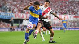 Cristian Medina (Boca) y Enzo Pérez (River).