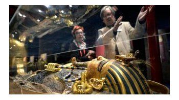 Un carro funerario de Tutankamón es trasladado al nuevo museo de El Cairo