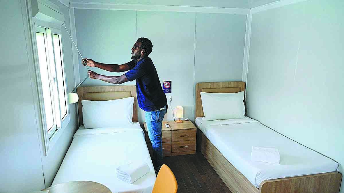 Un empleado prepara una habitación en una villa de aficionados en Doha a principios del mes pasado. KIRILL KUDRYAVTSEV / AFP