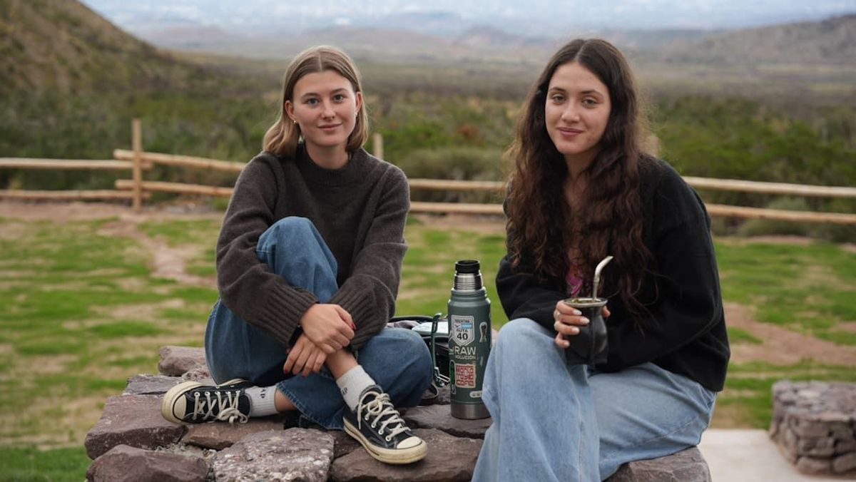 Violeta y Miranda disfrutando unos mates y la increíble vista. Violeta y Miranda disfrutando unos mates y la increíble vista.