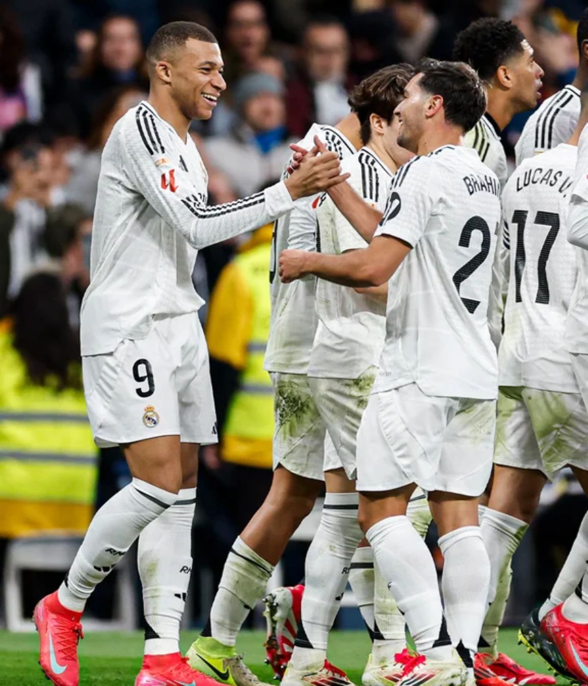 Pese a que le anularon un tanto por offside, Kylian Mbappé aportó dos este domingo, llegó a los 17 en la temporada y a una sumatoria de 301 a nivel clubes en su carrera. Pese a que le anularon un tanto por offside, Kylian Mbappé aportó dos este domingo, llegó a los 17 en la temporada y a una sumatoria de 301 a nivel clubes en su carrera.