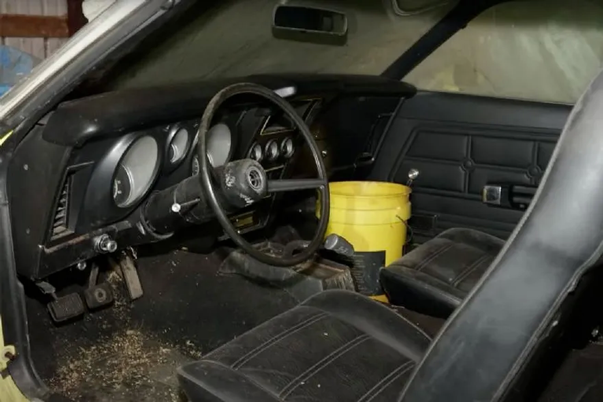 Un Ford Mustang fue encontrado tras estar 50 años abandonado en una cochera