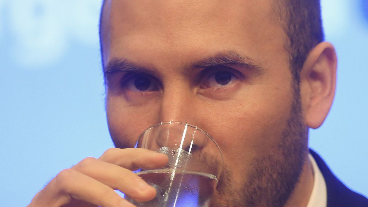 El ministro de Economía, Martín Guzmán, a quien sus amigos de La Plata, llaman El Tincho, apura un trago amargo. Por hacerse el&nbsp;nac y pop&nbsp;terminó embarrado.