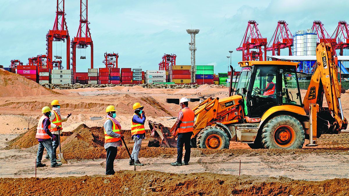 Los trabajadores emprenden la construcción en un puerto en Colombo, Sri Lanka, un proyecto de la Iniciativa de la Franja y la Ruta encargado por China Harbour Engineering Co Ltd, en septiembre. TANG LU / XINHUA