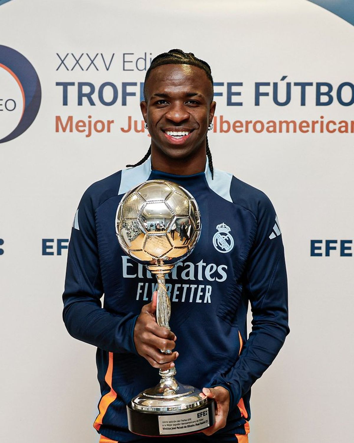 Vinicius Júnior, figura del Real Madrid, y una nueva distinsión individual en un soñado 2024. Vinicius Júnior, figura del Real Madrid, y una nueva distinsión individual en un soñado 2024.