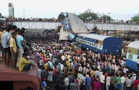 Hubo 60 muertos y 150 heridos en un impresionante choque de trenes en India