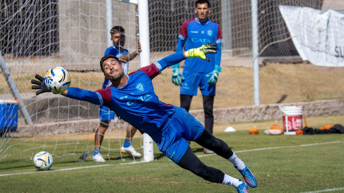 Franco Petroli se estira para llegar a la pelota. Fue este viernes en el entrenamiento de Godoy Cruz.