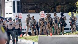 Agentes de la Policía Estatal de Illinois (izquierda) y agentes del ICE (derecha) vigilan la entrada del centro de detención del ICE en Broadview, Illinois en Chicago, Estados Unidos (Archivo). Crédito: EFE/EPA/CRISTOBAL HERRERA-ULASHKEVICH.
