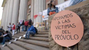 Víctimas y familiares de los abusos en el Próvolo esperan la sentencia en la explanada