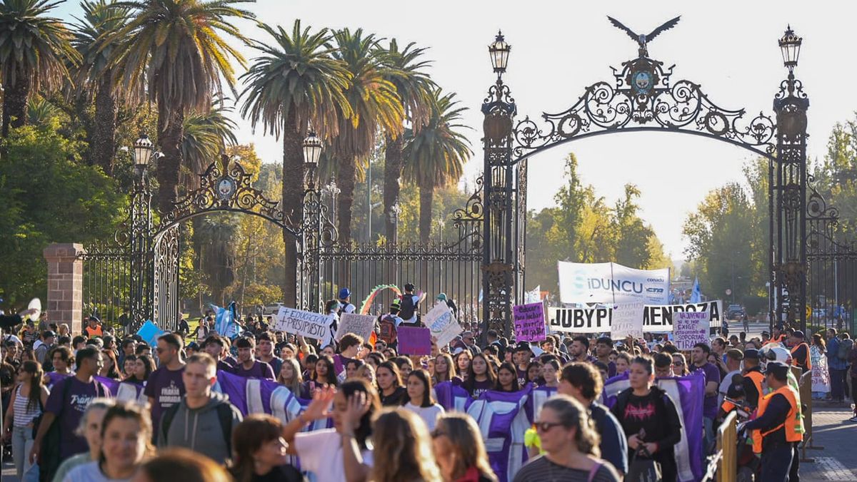 Las fotos que dejó la marcha universitaria en Mendoza