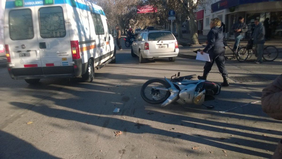Choque entre una moto y un auto en Olascoaga y Alem