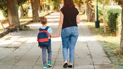 La crianza de los hijos e hijas por parte de una mujer sola, tanto en lo económico como en los cuidados, crea una carga mental imposible de describir sin haberla vivido.&nbsp;