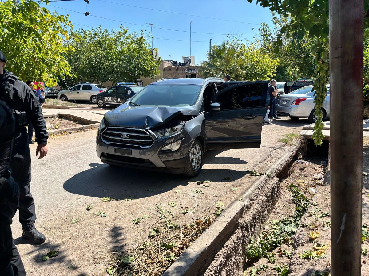 Una intensa persecución terminó con tres detenidos y una camioneta llena de dinero secuestrada. Foto: Matías Pascualetti 