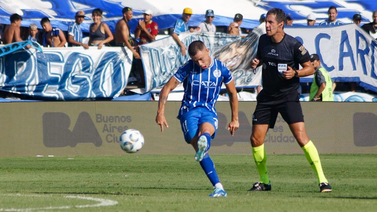 Tomás Conechny, del Tomba, le pega a la pelota. Tomás Conechny, del Tomba, le pega a la pelota.