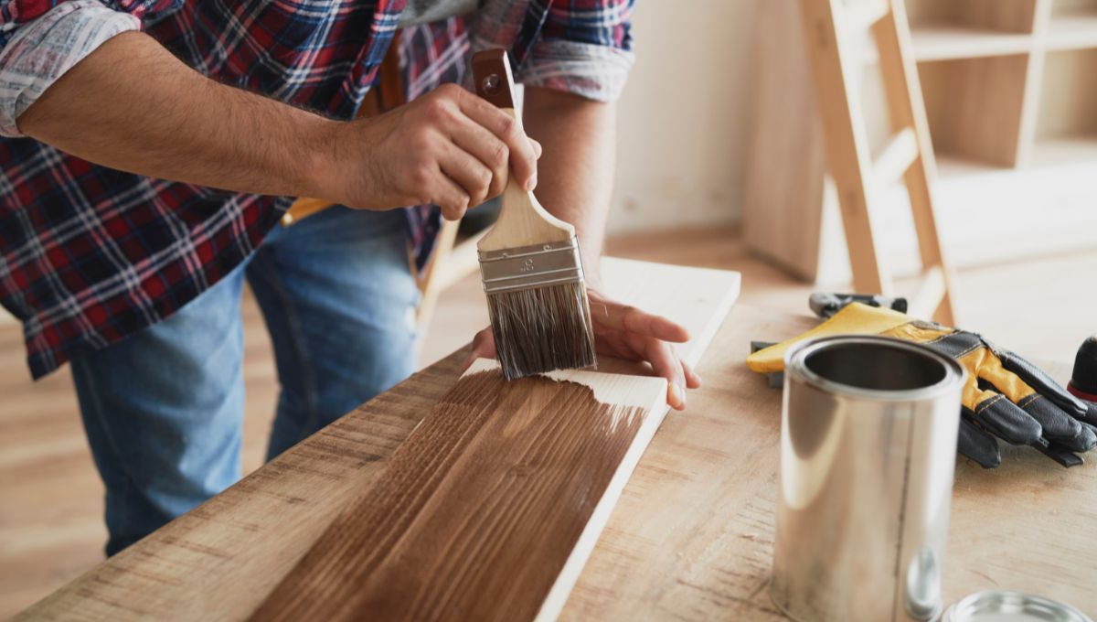 Cómo barnizar los muebles de madera sin que queden con vetas