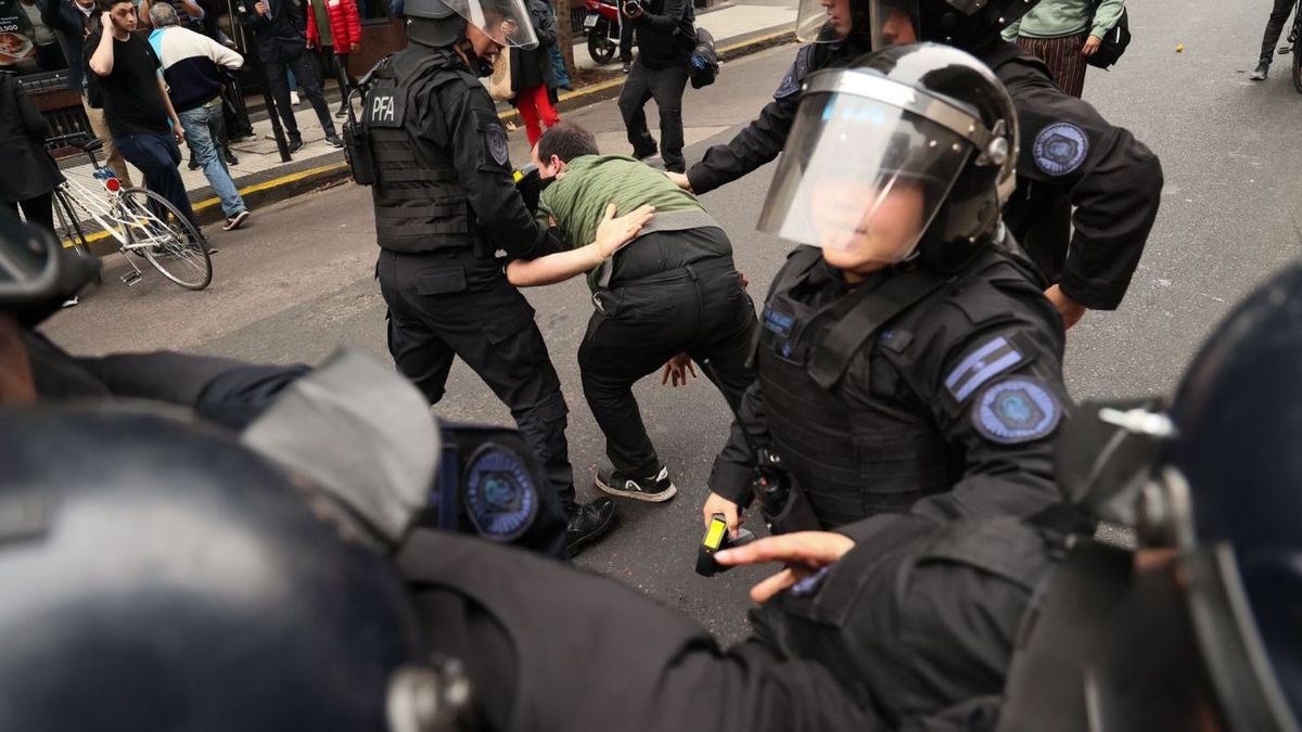 Durante las manifestaciones en las inmediaciones del Congreso de la Nación hubo algunos incidentes. Durante las manifestaciones en las inmediaciones del Congreso de la Nación hubo algunos incidentes.