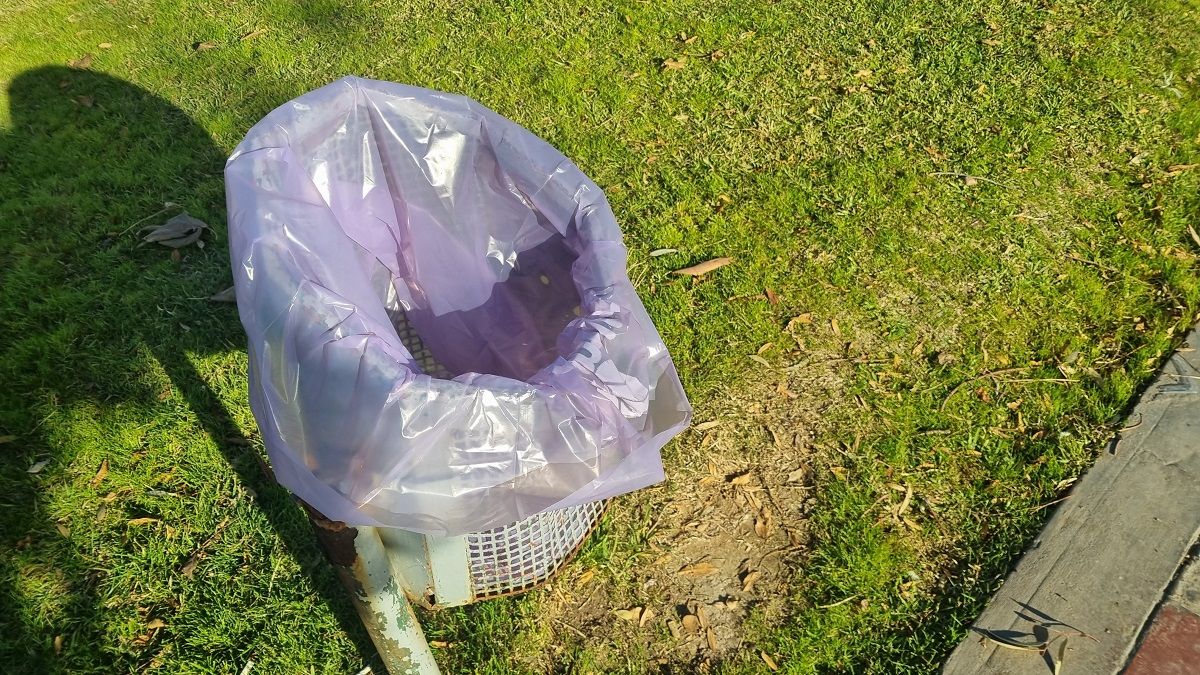 En la plaza Unimev de Guaymallén, los cestos de basura tienen rejillas y bolsas plásticas. En la plaza Unimev de Guaymallén, los cestos de basura tienen rejillas y bolsas plásticas.