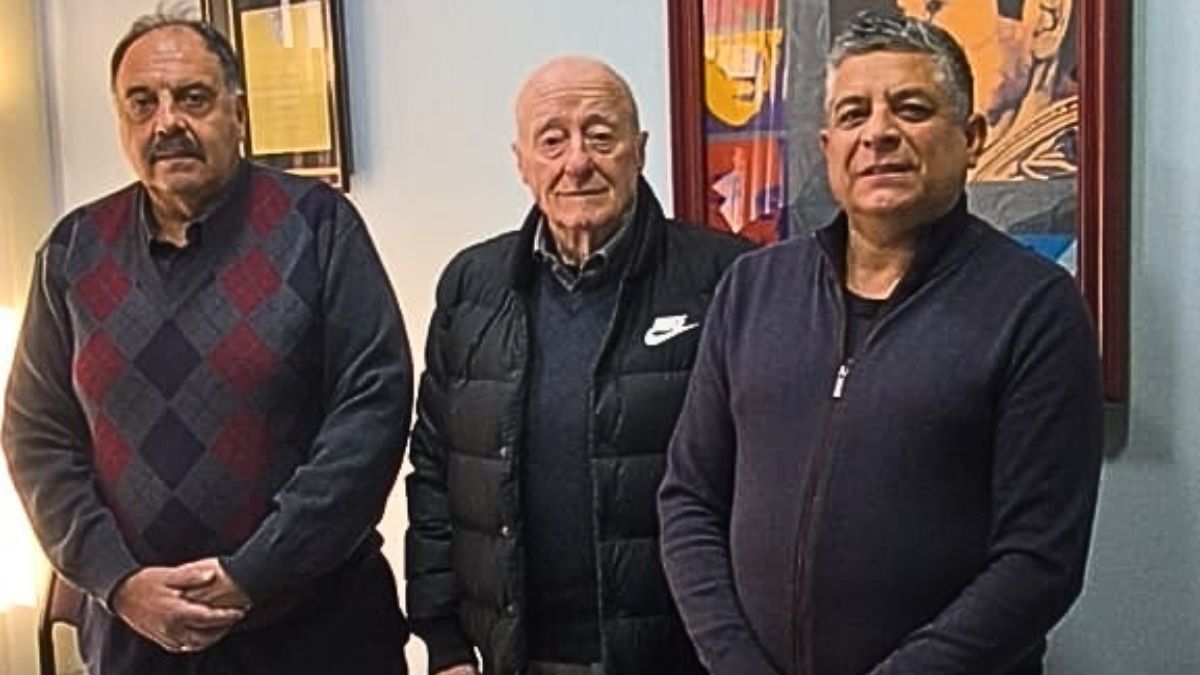 Adrián Alín (izquierda) representante de los comerciantes del microcentro; Adolfo Trípodi, titular de la FEM, y Fernando Ligorria (derecha) secretario general del CEC. Adrián Alín (izquierda) representante de los comerciantes del microcentro; Adolfo Trípodi, titular de la FEM, y Fernando Ligorria (derecha) secretario general del CEC.