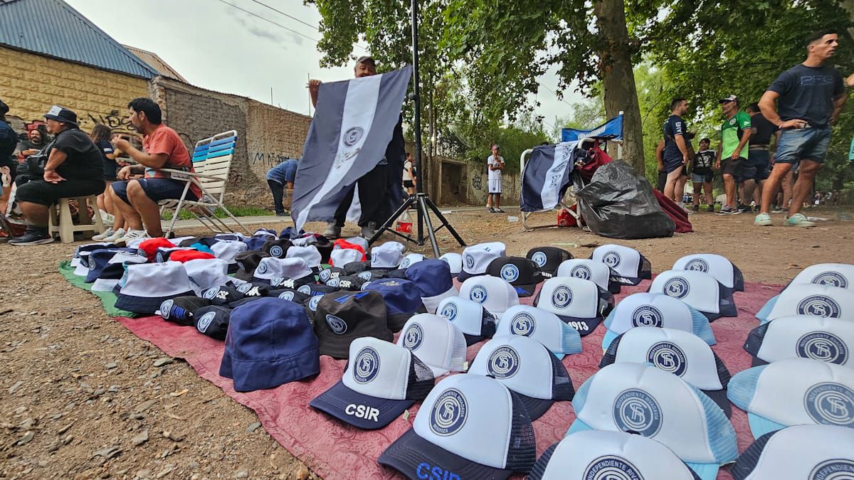 El merchandising azul copó los alrededores del estadio (UNO/Nicolás Ríos) El merchandising azul copó los alrededores del estadio (UNO/Nicolás Ríos)