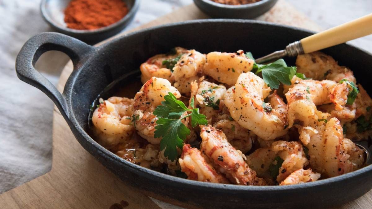 Las gambas al ajillo llevan ajo, aceite de oliva y ají picante. Las gambas al ajillo llevan ajo, aceite de oliva y ají picante.