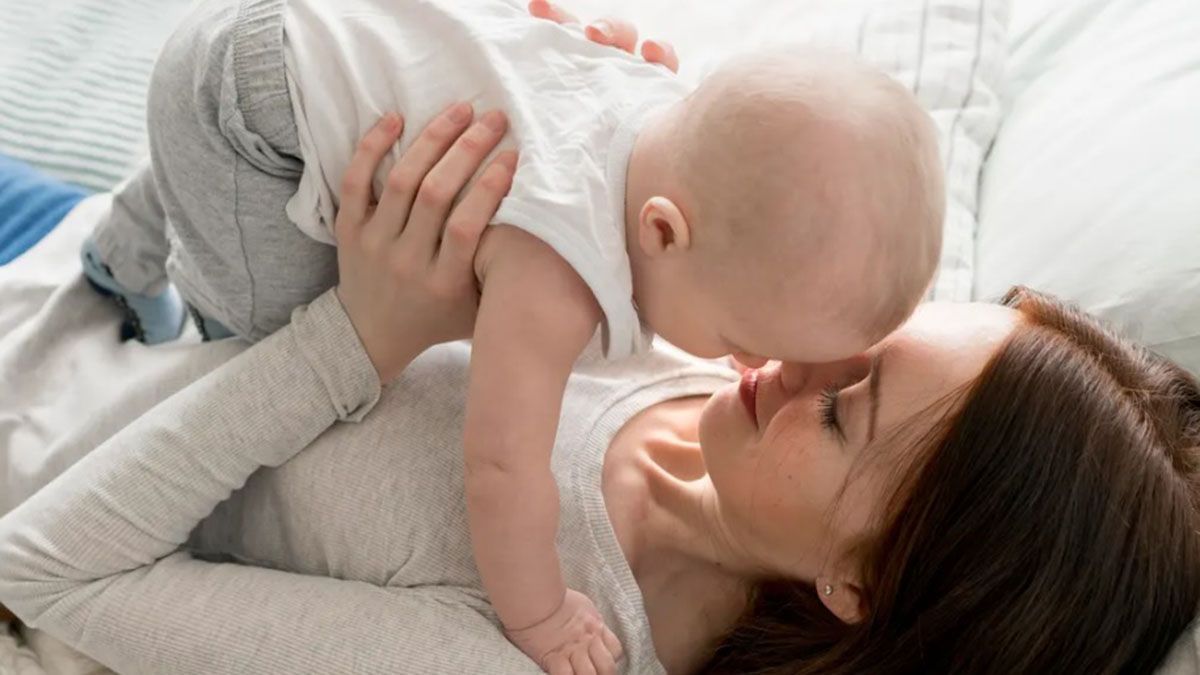 Este estudio de la Universidad de Yale destaca que la exposici&oacute;n temprana a diversos g&eacute;rmenes funciona como un entrenamiento esencial para los beb&eacute;s. Al entrar en contacto con microorganismos y ant&iacute;genos del entorno natural, el sistema inmunitario desarrolla una memoria capaz de reconocer patrones y responder con equilibrio.