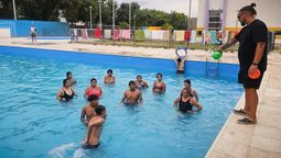 Clases de natación de los 18 años a los 55. Una linda iniciativa para los que tienen la materia pendiente de disfrutar de los beneficios de nadar.