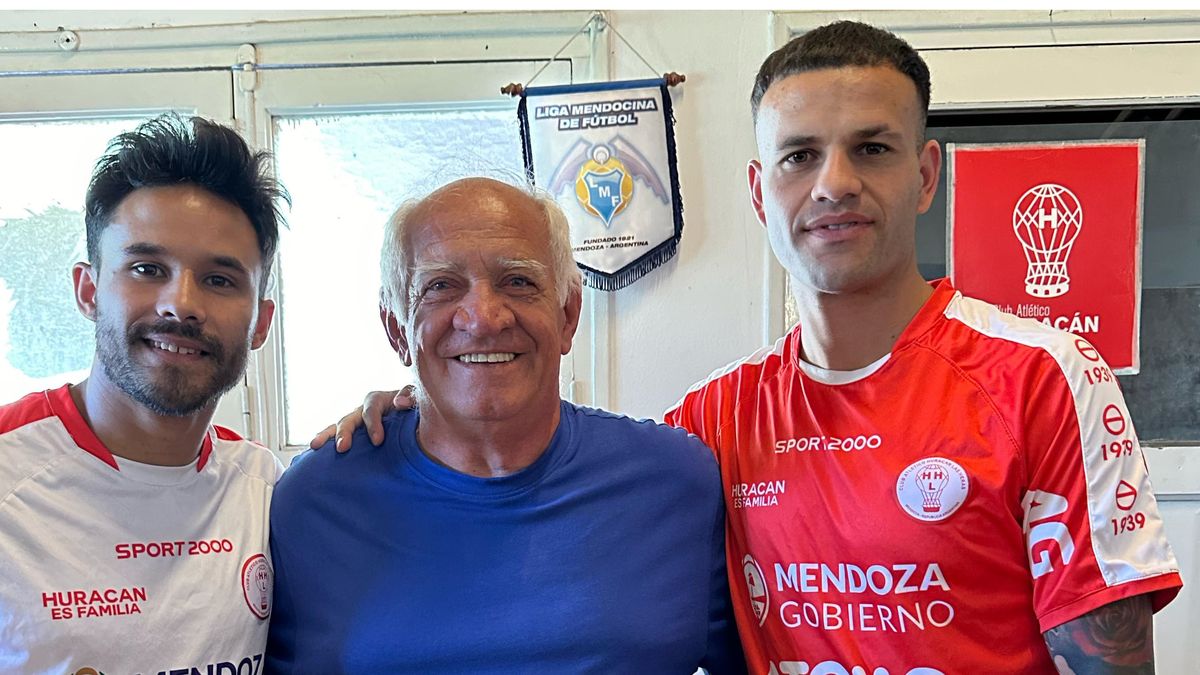 El presidente Rafael Giardini junto a Jonas Corvalán y Franco Carrasco los dos refuerzos de Huracán Las Heras.
