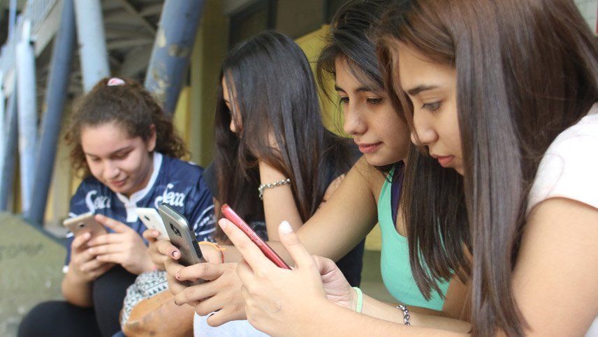 La mitad de los adolescentes usa el celular 12 horas al día