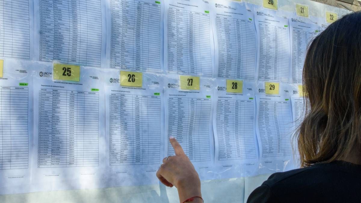 Masiva respuesta de la demanda de los estudiantes en los secundarios de la UNCuyo. Más de 2.000 alumnos asistieron a los exámenes. Masiva respuesta de la demanda de los estudiantes en los secundarios de la UNCuyo. Más de 2.000 alumnos asistieron a los exámenes.