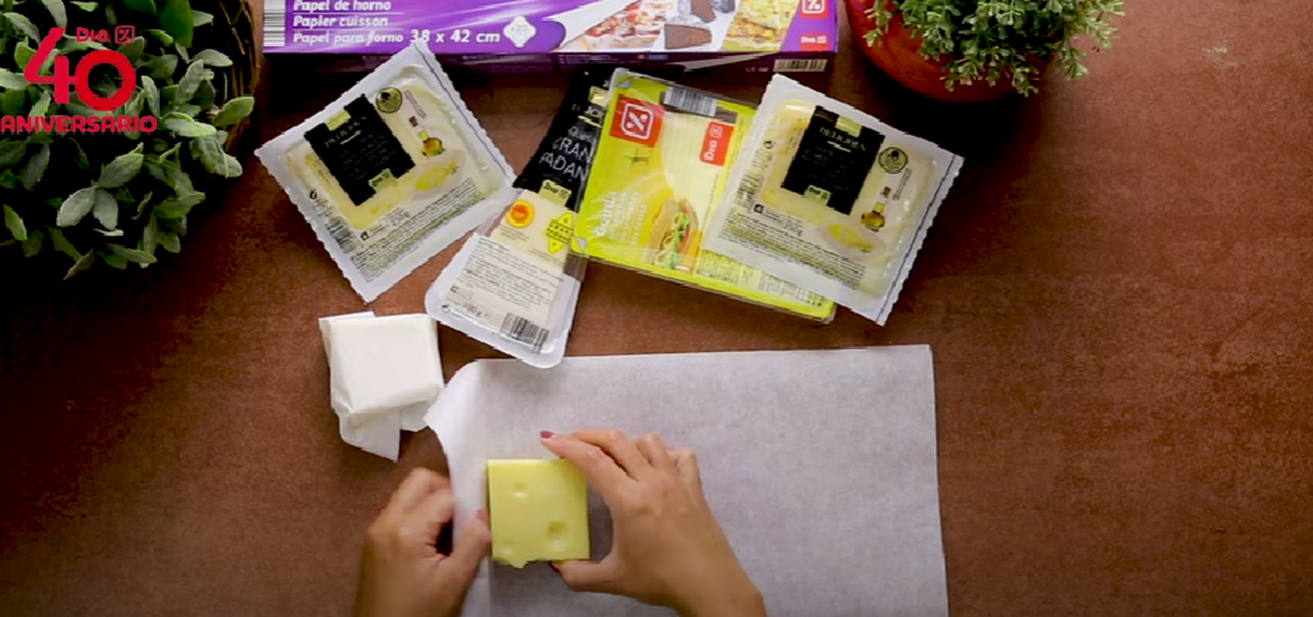 Guarda el queso de esta forma para evitar que desarrolle hongos. Guarda el queso de esta forma para evitar que desarrolle hongos.