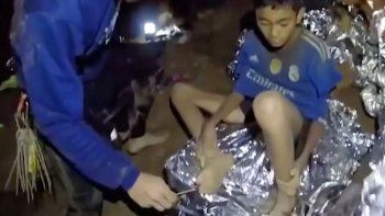 Les enseñan a nadar  y bucear a los chicos atrapados en la cueva