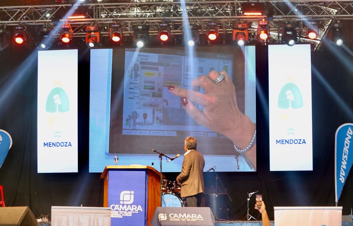 Cornejo durante la puesta en funcionamiento del acueducto Monte Comán - La Horqueta, que estuvo a cargo de la subsecretaria de Infraestructura, Marité Badui Cornejo durante la puesta en funcionamiento del acueducto Monte Comán - La Horqueta, que estuvo a cargo de la subsecretaria de Infraestructura, Marité Badui